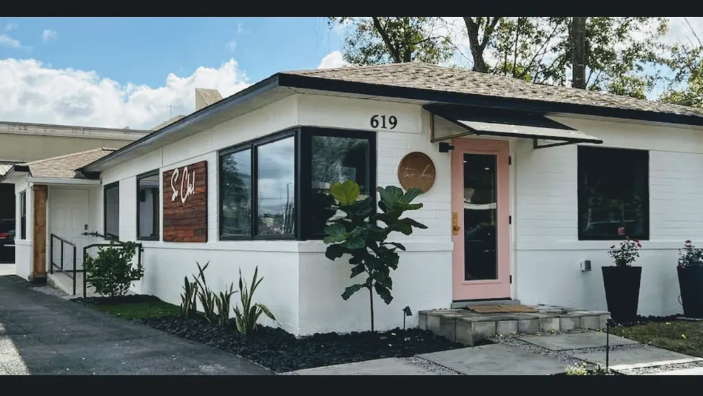 Two Chic Beautique — Beauty salon in Orlando